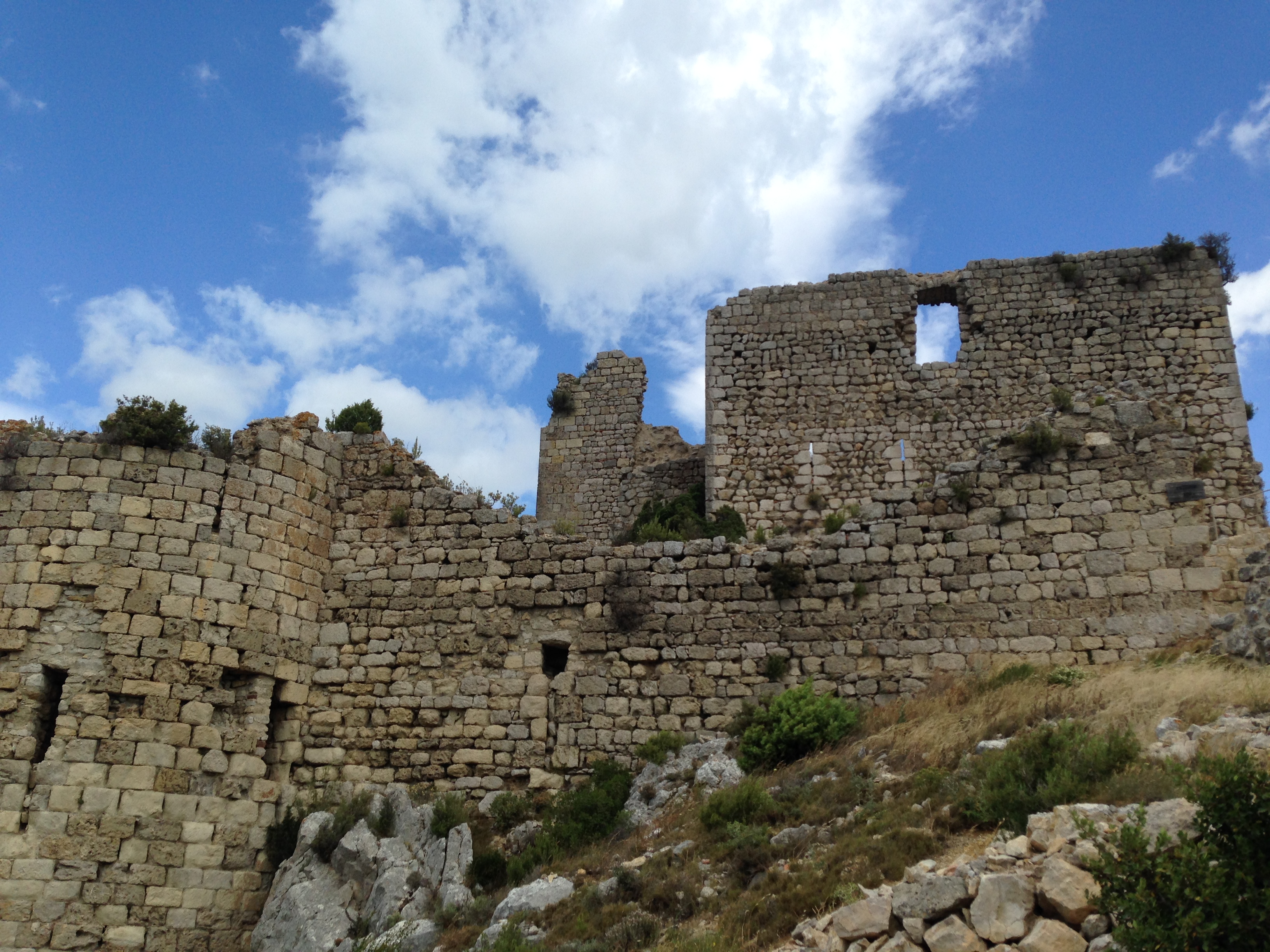 L'article sur le château d'Aguilar est disponible, clique ici
