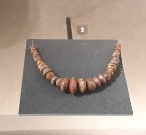  Un collier d'ambre (qui provient de la Baltique) retrouvé dans une sépulture de femme prouve une nouvelle fois les nombreux et lointains échanges entre les peuples.  